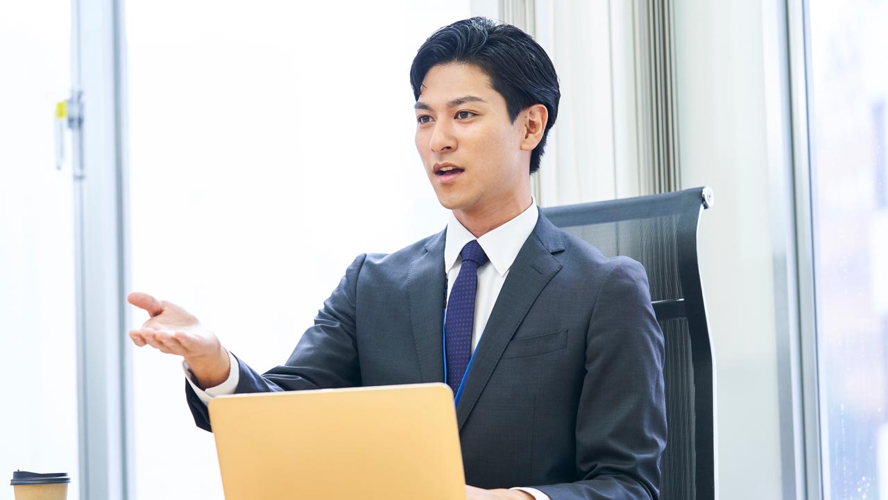 司会進行するオフィスワーカーの画像