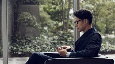 タブレットを見る男性の画像