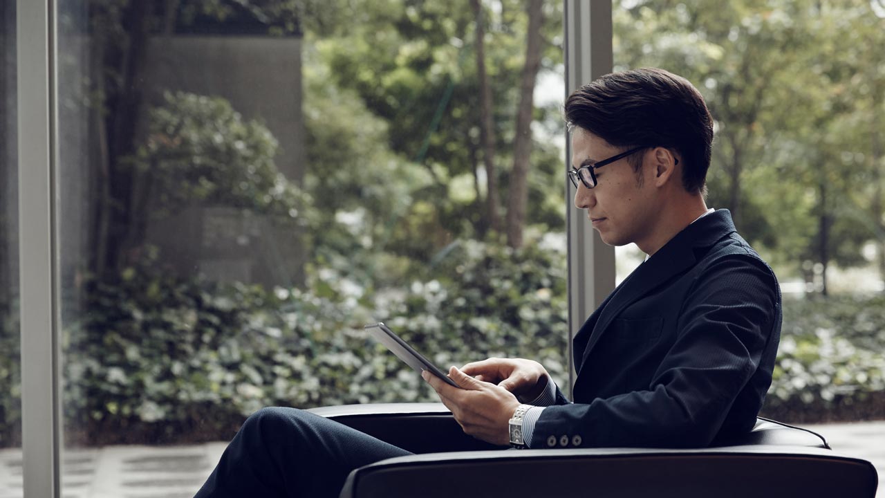 タブレットを見る男性の画像