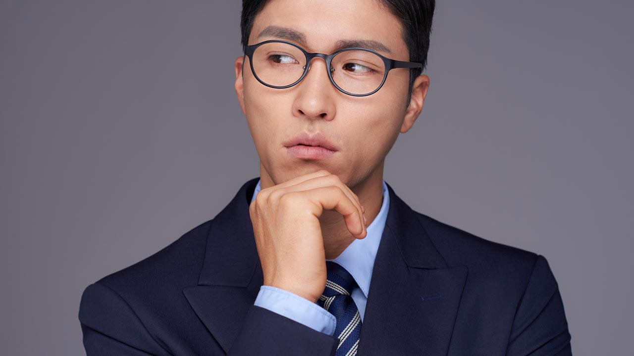 考え込む男性の画像