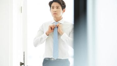 準備する男性の画像