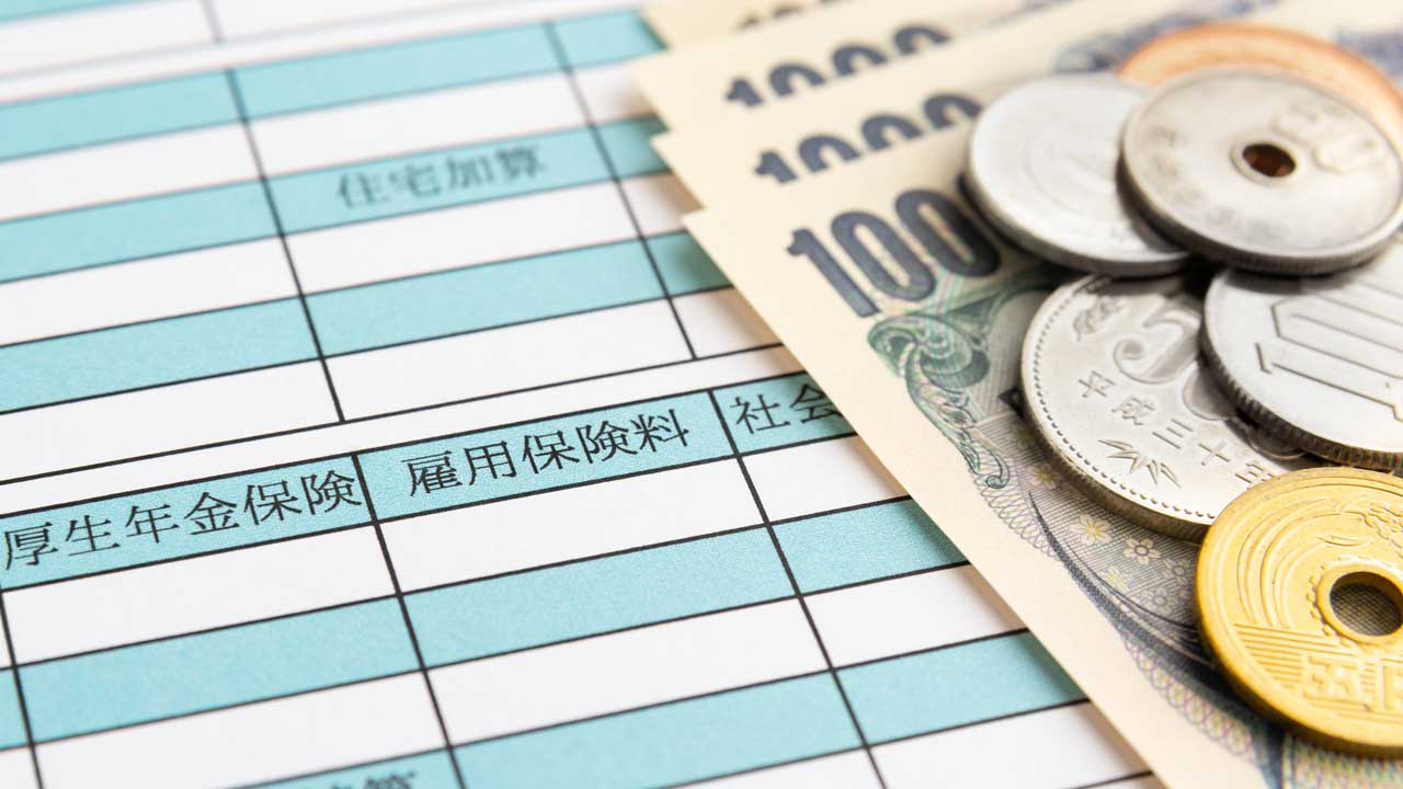 給与明細と現金の画像