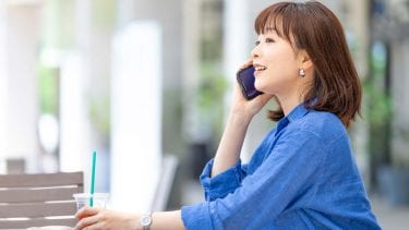 電話する女性の画像